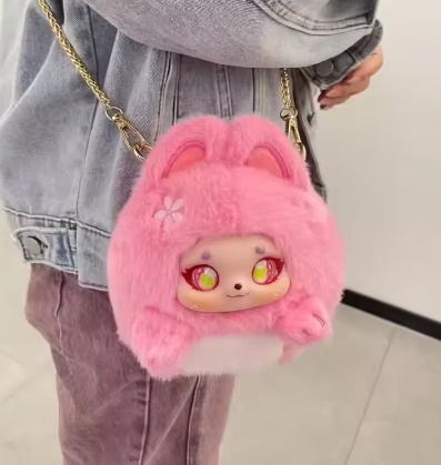 М'яка іграшка Акун сюрприз сумочка на блискавці, на ланцюжку, в кор. 20*15*13см